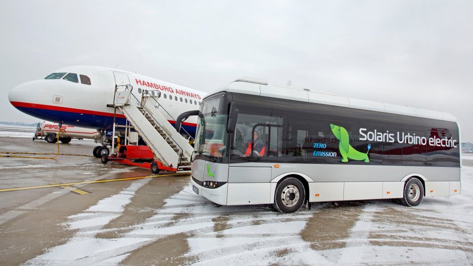 Elektrische Busse auf dem Flughafen von Hamburg